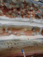 Formas erosivas alveolares (honeycomb ou favos de mel)  geradas pela ação da água. Foto: Rogério Valença Ferreira.