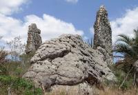Monumento rochoso com forma semelhantes a dragões, constituído de formas poligonais no arenito Tacaratu. Foto: Rogério Valença Ferreira.
