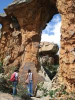 Arco de maior dimensão do geossítio Igrejinha, que lhe dá o nome, em arenito da Formação Tacaratu. Foto: Rogério Valença Ferreira