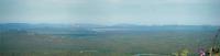 Visão panorâmica do Mirante de Santa Rita com vista da Cidade de Currais Novos, da serra da Umburana (ao fundo) e do geossítio pico do Totoró (a direita) (Nascimento & Ferreira, 2012).