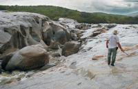 Leito do rio Carnaúba atravessando as rochas graníticas (Nascimento & Ferreira, 2012).