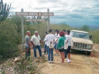 Pórtico de entrada da Trilha Vale Vulcânico, com a visita de um grupo de alunos (Nascimento & Ferreira, 2012).
