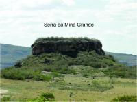 Detalhe de relevo residual em forma de meseta, denominado de Serra da Mina Grande, onde pode se observar vertentes abruptas, com  depósitos de tálus na base. Foto: Rogério Valença Ferreira.