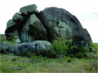 A Pedra da Buquinha tem uma altura de cerca de 10 m e formato oval com aproximadamente  1.100 m ² de área. Foto: Rogério Valença Ferreira.