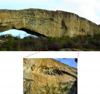 Enclave diorítico na porção NE do arco, alongado subparalelamente à superfície de fluxo, com detalhe mostrando a erosão diferencial entre este e o granito. Fotos: Rogério Valença Ferreira.