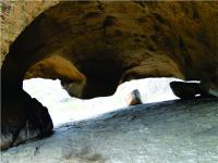 Cavidade interna, em forma de abóbada, que serviu de abrigo a povos pré-históricos. Foto: Rogério Valença Ferreira.