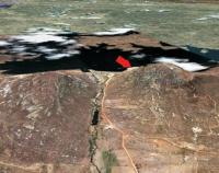 Localização do Geossítio Açude Boqueirão com destaque para o rio Seridó separando a Serra das Queimadas (formada por quartzito e metaconglomerado) em duas partes. A água represada pelo açude f ca por atrás da referida serra (em preto). Imagem Google Earth.