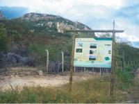 Parte da serra das Queimadas onde ocorre o Pegmatito Alto do Boqueirão, com um painel do Projeto Monumentos Geológicos (Nascimento & Ferreira, 2012).