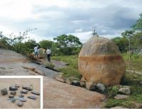 Lagoa do Santo com fósseis de animais pleistocênicos (detalhe no canto inferior esquerdo), além de pinturas rupestres. Foto: W. Medeiros.