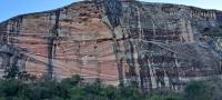 Cerro Pedra Pintada e suas estratificações cruzadas e as diferenças de tonalidade de cores. Fotografia: Peixoto, 2023.