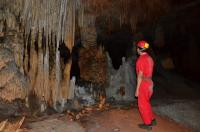 Estalactites, estalagmites e colunas na gruta do Buraco da Sopradeira.