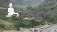 Estátua gigante do buda no Mosteiro Zen Budista, em Ibiraçu. Localizada às margens da BR-101. Foto: G1-Globo.