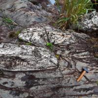 Dobra intrafolial evidenciando diferença reológica entre as rochas no sítio Cachoeira do Coxinho.