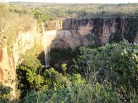 Visada frontal da Cachoeira Véu de Noiva e seus paredões de Arenito. Fonte: Geoparques do Brasil (CPRM, 2010)