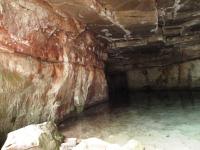 Interior da gruta que abriga a lagoa Azul, onde é possível observar os arenitos com Skolithos linearis da Formação Alto Garças nas paredes que a circundam