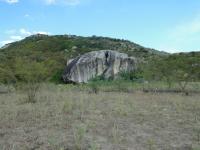 Vista geral da Pedra da Buquinha, localizada em uma superfície de aplainamento com a Serra do Buco ao fundo. Foto: Rogério Valença Ferreira.
