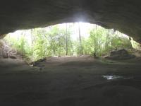 Entrada Principal da Caverna Aroe Jari.Vista de dentro. Fonte: Geoparques do Brasil (2012)
