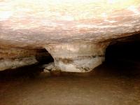 Interior da Caverna Aroe Jari, onde é possível observar no teto da caverna a maior resistência dos diamictitos da Formação Vila Maria à erosão superficial. Fonte: Geoparques do Brasil (2012)