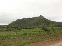 Cerro formado por riolito que destaca-se na paisagem. Fotografia: Carlos Peixoto, 2014.