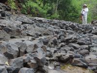 Disjunções colunares em basaltos de 25 milhões de anos no Geossítio Vale Vulcânico do Geoparque Seridó