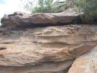 Aspecto das estruturas sedimentares (estratificações cruzadas, acanaladas e plano-paralelas)  observadas na Pedra Gavião.