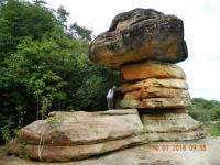 A Pedra Sanduíche, uma camada de arenito friável e intensamente bioturbado, protegido por duas camadas de arenito mais resistentes.