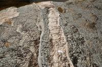 Aplitos de uma rocha cinza, fina, também são observados. Autor: Marcelo Ambrosio
