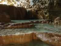 Patrimônio hidrológico sobre desníveis formando lagoas cársticas.  Fonte:gruta-do-padre.webnode.com