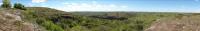 Vista geral do topo da Toca das Carretas mostra uma paisagem com relevo ondulado formado por campos pampeanos. Fotografia: Carlos Peixoto, 2013.