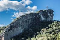 Morro da Cruz formada por rochas conglomeráticas e areníticas da formação Santa Fé. Fotografia: Paula Segalla e André Studzinski, 2015.