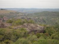 O Capão do Cedro é uma grande área formada pelo conjunto de morros ruiniformes baixos entrecortados por vales recobertos por vegetação preservada. Fotografia: Carlos Peixoto, 2014.