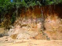 Exposição no talude de corte da estrada de cascalho de um terraço aluvionar do rio Ribeira de Iguape.