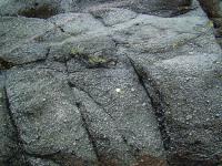 O geossítio é importante pelo fato de aí existir uma bela exposição, sob a forma de um grande lajeado, do Granito Itaóca.