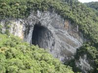 Foto mostrando o nítido controle do portalda caverna a um flanco de dobra falhado. Foto Yukie Kabashima