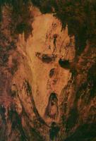 Quando se ilumina uma parte da caverna e numa das paredes se vê manchas multicoloridas desenhando uma figura parecida com o rosto de um estranho ser humano, interpretada por muitos como sendo a figura do diabo.