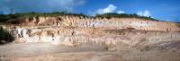 Afloramento da Formação Algodoais no vertente sudoeste do Morro do Outeiro, constituído por arenitos com intercalações de conglomerados. Foto: Marcos Nascimento.