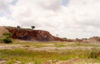 Visão geral do geossítio Ignimbrito Engenho Saco, onde se observa a frente de lavra de antiga extração do Ignimbrito para a fabricação de cimento. Foto: Marcos Nascimento.