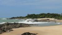 Vista da Praia de Itapuama com a Pedra do Xaréu em primeiro plano. Foto: Rogério Valença Ferreira.