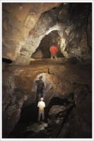 Figura 6 – Conduto principal da caverna mostrando o nível de casca fina que marca uma fase vadosa recobrindo nível de entupimento marcado por sedimentação clástica (Foto: Frederico Moreira). Acervo da SEE.