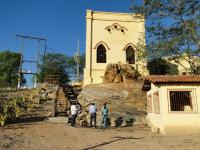 Instalações da antiga Usina de Angiquinho, construídas sobre afloramento de gnaisse bandado. Foto: Rogério Valença Ferreira.