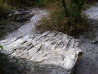 Afloramento de quartzito repleto de feições do tipo Mullions, em região de serra baixa. Fonte: Proposta Geoparque Pireneus (CPRM, 2010)