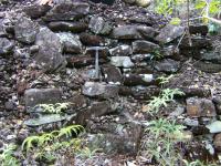Muro de pedra, associado à antigo garimpo. Autor: Jamilo Thomé
