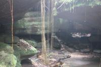As grutas são formadas pela percolação das águas superficiais através das descontinuidades e fraturas no arenito. (Foto: Caio Nunes).
