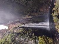 Cachoeira da Fumacinha. Detalhe para estrutura que orienta a queda e o canion