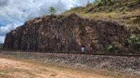 Foto do corte na Ferrovia Vitória - Minas onde foi definido o um dos pontos do geossítio, próximo a Vila do Siqueira. Foto dos autores.
