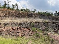 Contato entre formações Pitanga (base, rochas piroclásticas e vulcanoclásticas secundárias em vermelho e derrame pahoehoe delgado de cor cinza) e Paranapanema (topo, derrame espesso em segundo plano na foto). O piso da pedreira representa o contato entre as duas unidades do Grupo Serra Geral. 