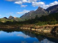 Pedreira de serpentinito abandonada com lago no centro