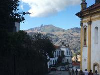 Figura 1 - Vista do Pico do Itacolomi a partir do centro histórico de Ouro Preto.