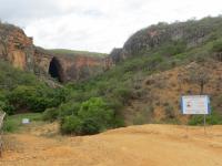 Vista da caverna de Brejões e placa informativa de área de proteção. Foto: Violeta de Souza Martins, 2019.