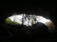 Entrada da gruta do Cristal vista do interior da caverna. Foto: Violeta de Souza Martins, 2019.